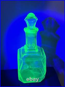 VINTAGE uranium ANCHOR HOCKING GLASS DECANTER 10 TALL WithSTOPPER