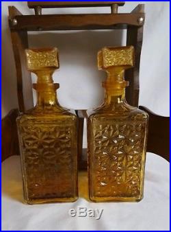 Vtg 2-Bottle Locking Liquor Amber Glass Decanter Set Retro Bar c1950s Wood Rack